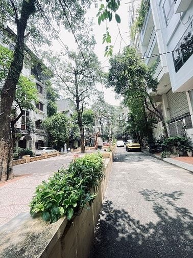 Bán Nhà 5 Tầng Giảng võ 80m mt 8 m oto sân rộng 28 tỷ.