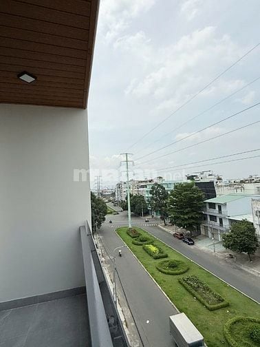 Bán nhà mới MT Song Hành, DT 4 x 17m, 5.5 tấm, 14 tỷ. có thang máy