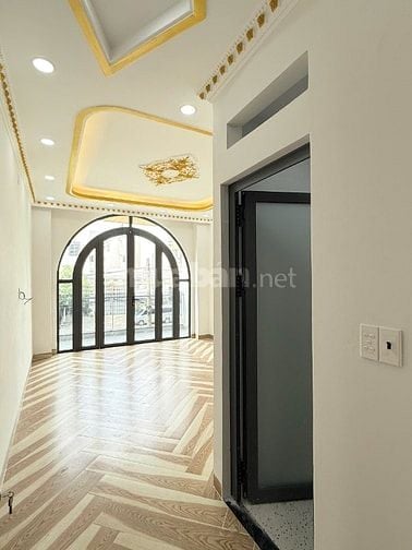 Bán nhà mới MT Song Hành, DT 4 x 17m, 5.5 tấm, 14 tỷ. có thang máy