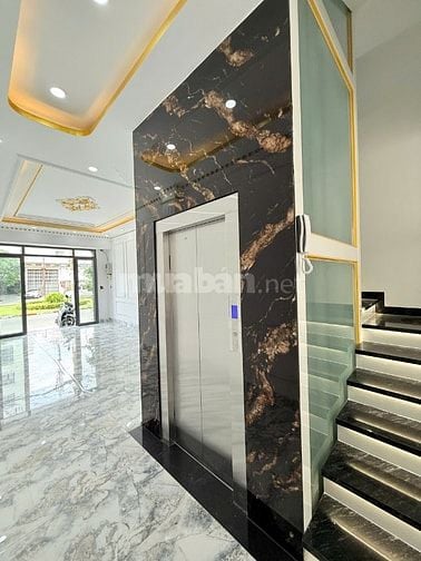 Bán nhà mới MT Song Hành, DT 4 x 17m, 5.5 tấm, 14 tỷ. có thang máy