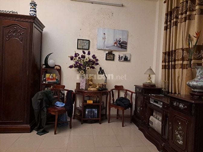 Cho thuê nhà tầng 2, ngay phố Minh Khai, sử dụng ~ 70m2, sẵn nội thất