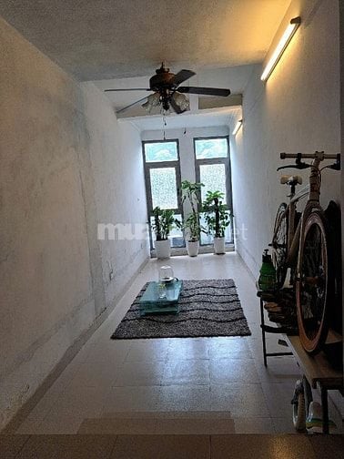 Cho thuê nhà tầng 2, ngay phố Minh Khai, sử dụng ~ 70m2, sẵn nội thất