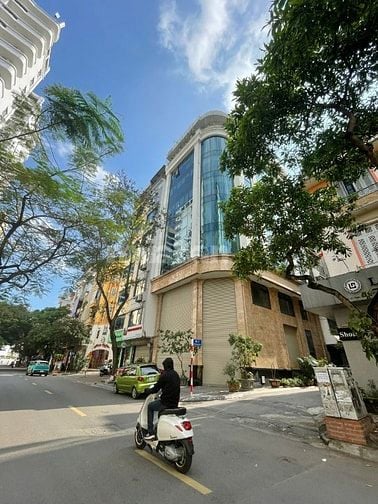 Cho thuê tòa nhà 45 Phạm Tuấn Tài: 160m2, 1 hầm, 8 tầng