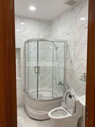 Cho thuê nhà nguyên căn mặt tiền đường 64, Phường 10, Quận 6.