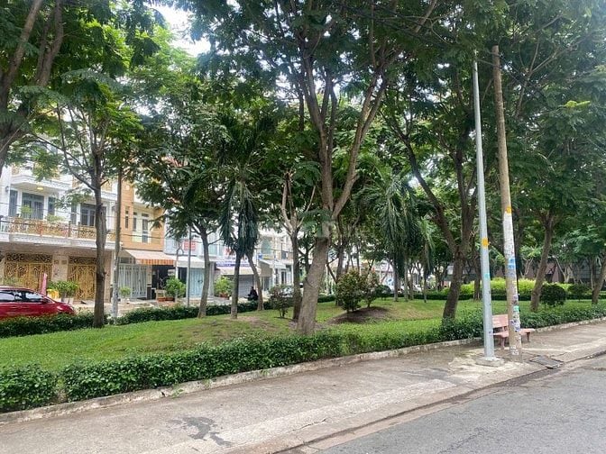Cho thuê nhà nguyên căn mặt tiền đường 64, Phường 10, Quận 6.