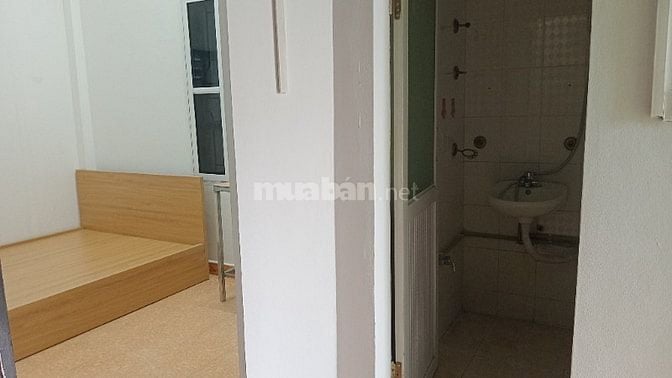 Cho thuê phòng trọ phú diễn . Dt. 15 m2  đủ tiện nghi. 2,5 tr/ 1 thang