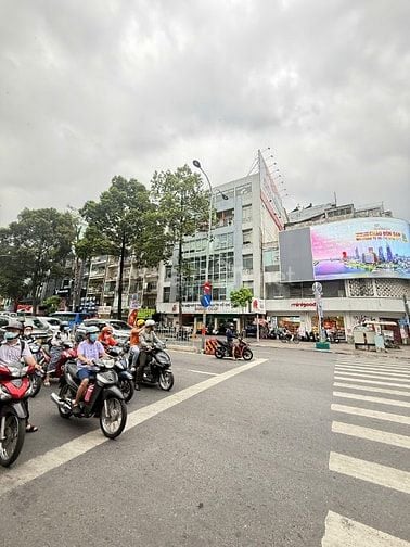 Cho thuê nhà góc 2 mặt tiền  Nguyễn Thái Học P. PNL Q.1