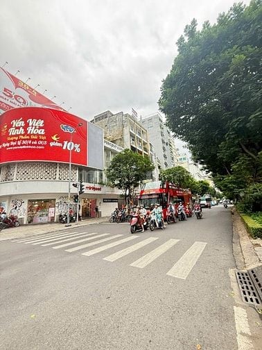Cho thuê nhà góc 2 mặt tiền  Nguyễn Thái Học P. PNL Q.1