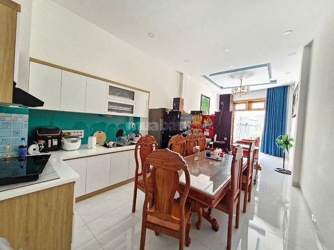 Nhà đẹp, sổ riêng, công chứng ngay, đường 8m liền kề Vinhomes Quận 9.
