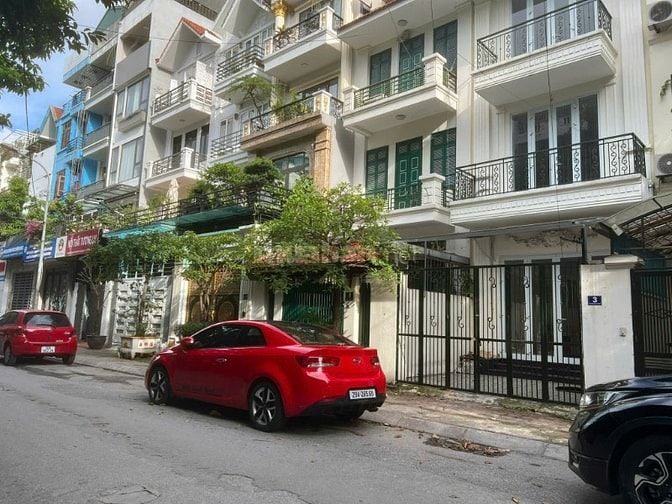 Bán Nhà Mặt Phố Kim Mã. DT 58 m2, xây 5 tầng , MT 4,5  ( Giá 23.2 Tỷ )