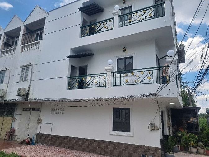 Bán nhà 3 mặt tiền Quận 7, đường 12m gần ĐH Tôn Đức Thắng, 5x12m 2 lầu