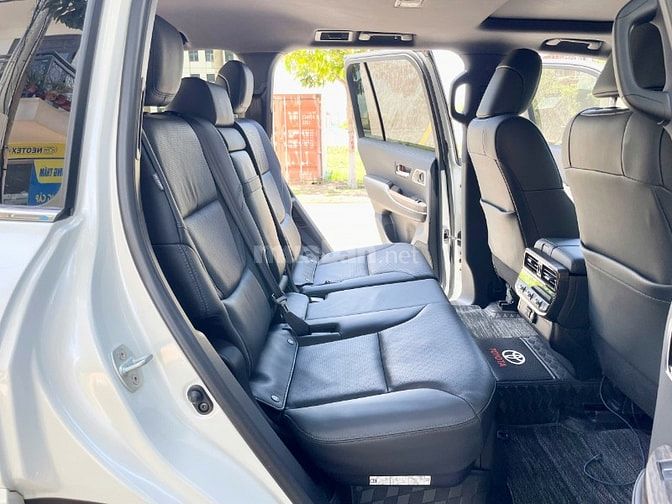 Bán Toyota Land Cruiser LC300 sản xuất 2024, mới 99,99%.