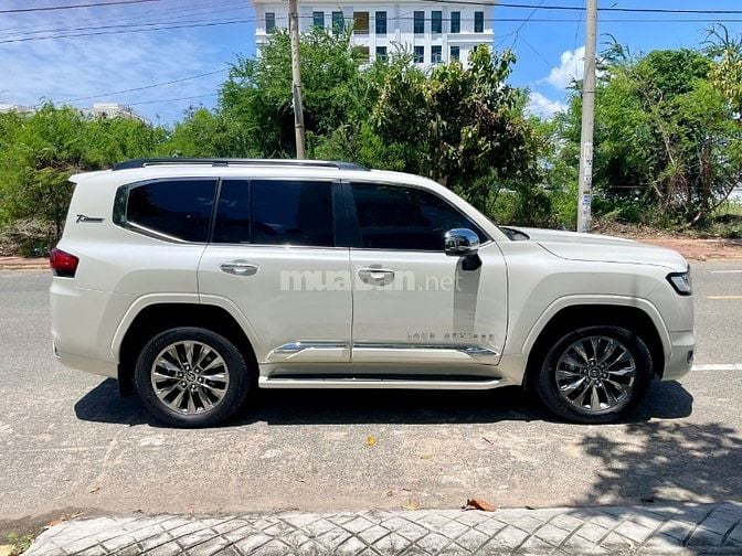 Bán Toyota Land Cruiser LC300 sản xuất 2024, mới 99,99%.