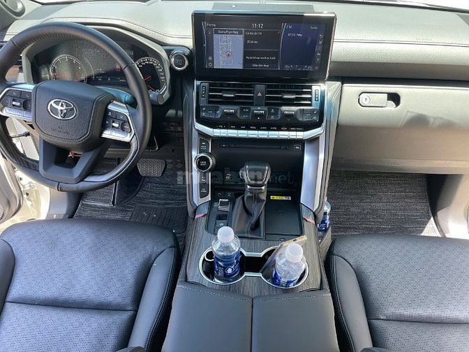 Bán Toyota Land Cruiser LC300 sản xuất 2024, mới 99,99%.