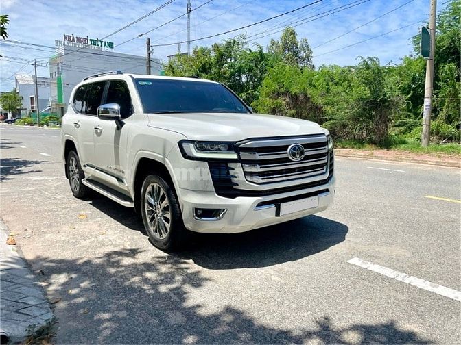 Bán Toyota Land Cruiser LC300 sản xuất 2024, mới 99,99%.