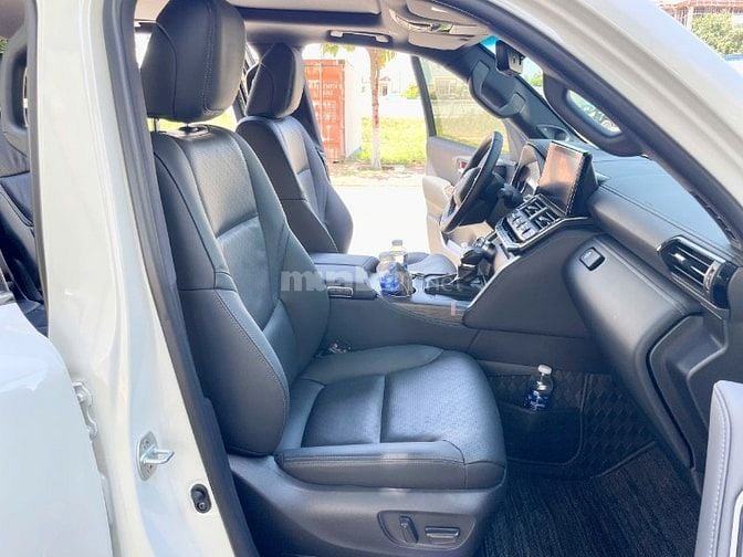 Bán Toyota Land Cruiser LC300 sản xuất 2024, mới 99,99%.