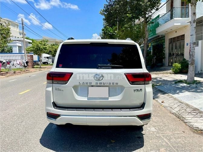 Bán Toyota Land Cruiser LC300 sản xuất 2024, mới 99,99%.