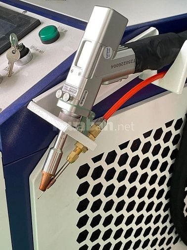 Máy cắt laser cầm tay ( làm lạnh bằng nước )