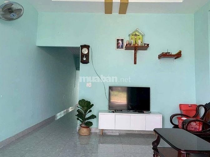 BÁN GẤP NHÀ GẦN CHỢ BÌNH CHÁNH, GIÁ 888TR, SỔ HỒNG RIÊNG, HOÀN CÔNG ĐỦ