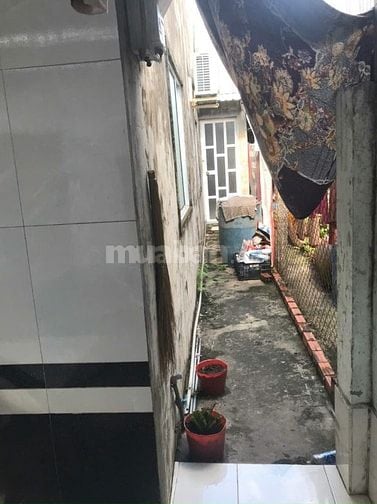 Nhà cấp 4, xây tường,lát gạch,lop la phong 