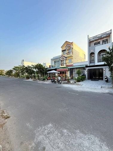 Bán nhà ngay chợ Đệm Đ.Nguyễn Hữu Trí, Bình Chánh.DT 56m2/Giá 1.950 tỷ