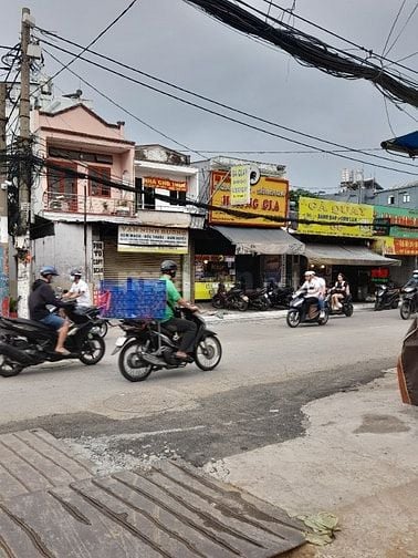 Nhà mặt tiền nguyên căn tiện kinh doanh , showroom mọi ngành nghề 