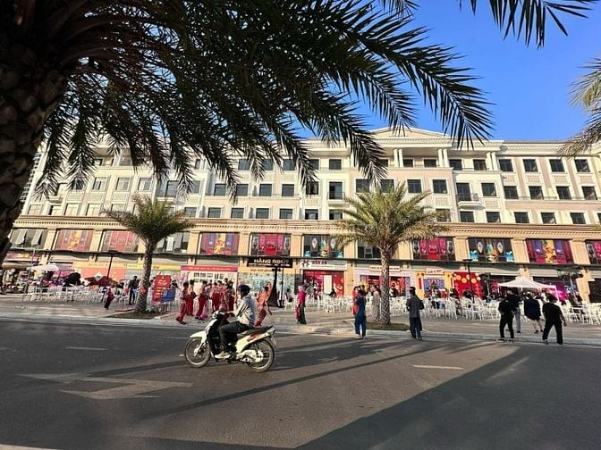 Cho thuê nhà phố vị trí đẹp mặt tiền trục chính vinhomes grand park