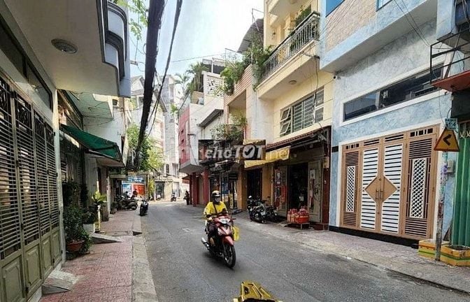 Cho thuê nhà MTNBộ 8m (XT) Lạc Long Quân, P.3, Q11 giá 13tr