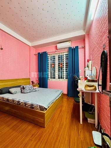 Bán nhà phân lô 5 tầng 42m2 phố Quỳnh Mai - Hai Bà Trưng, ô tô đỗ cổng