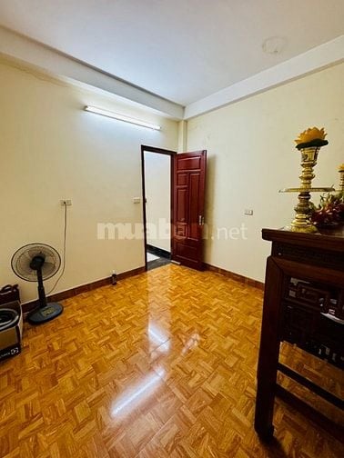 Bán nhà phân lô 5 tầng 42m2 phố Quỳnh Mai - Hai Bà Trưng, ô tô đỗ cổng