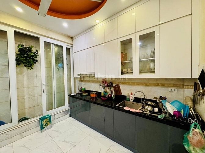 Bán nhà phân lô 5 tầng 42m2 phố Quỳnh Mai - Hai Bà Trưng, ô tô đỗ cổng