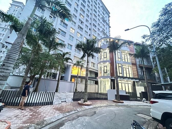 Cần bán nhà - lộ giới lớn đường Lê Đức Thọ