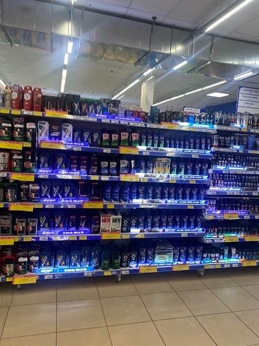 Shop phụ kiện tuyển nhân viên soạn hàng phụ sắp xếp hàng hóa lên kệ