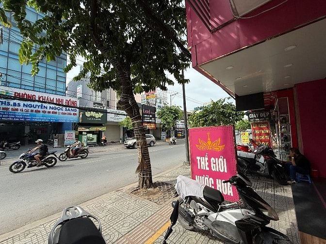 Cho thuê nhà mặt tiền ngang 8,2m địa chỉ 1076-1078 ng Ảnh Thủ - Trung 