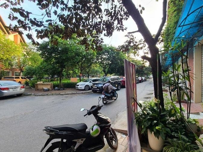 bán nhà phố Làng Việt Kiều 77m2 giá chỉ nhỉnh 26 tỷ, ô tô tránh 