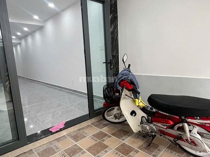 Bán nhà ngay CHỢ - hẻm 139 Trần Đình Xu Quận 1 ngà 2 lầu 4pn 2 mặt tiề