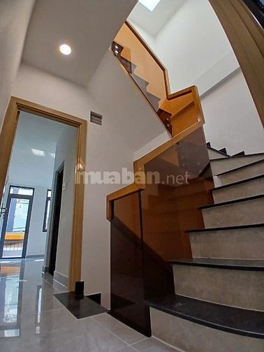 Bán nhà ngay CHỢ - hẻm 139 Trần Đình Xu Quận 1 ngà 2 lầu 4pn 2 mặt tiề