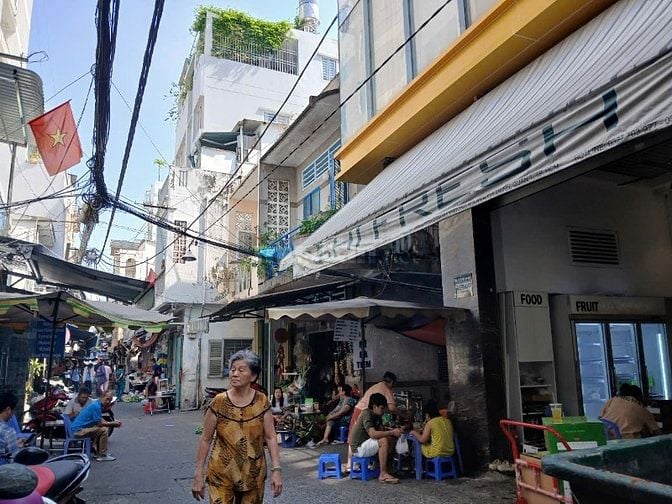 Bán nhà ngay CHỢ - hẻm 139 Trần Đình Xu Quận 1 ngà 2 lầu 4pn 2 mặt tiề