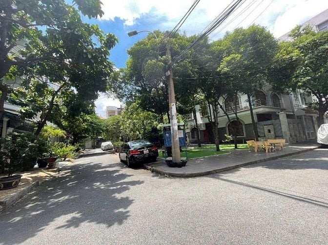 Cho thuê Biêt thự Cộng Hoà, P.4, Q. TB. 8x20m. Hầm 4L. Giá 75tr