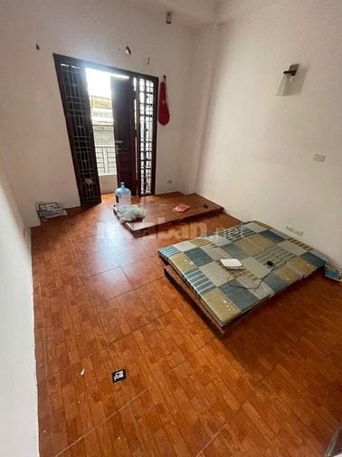 Cho thuê gấp căn nhà 3 tầng 1 tum, 38m2, tại ngõ Quỳnh, làng Quỳnh Lôi