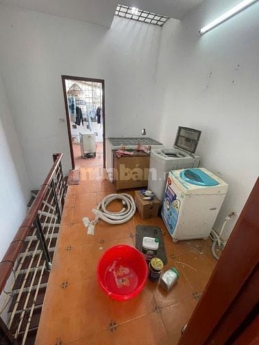 Cho thuê gấp căn nhà 3 tầng 1 tum, 38m2, tại ngõ Quỳnh, làng Quỳnh Lôi