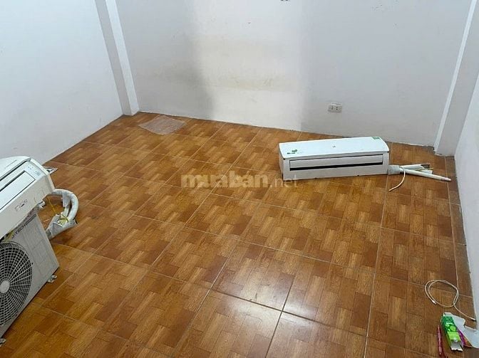 Cho thuê gấp căn nhà 3 tầng 1 tum, 38m2, tại ngõ Quỳnh, làng Quỳnh Lôi