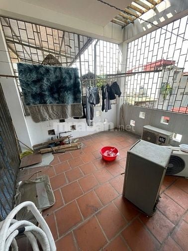 Cho thuê gấp căn nhà 3 tầng 1 tum, 38m2, tại ngõ Quỳnh, làng Quỳnh Lôi