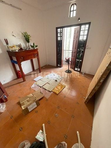 Cho thuê gấp căn nhà 3 tầng 1 tum, 38m2, tại ngõ Quỳnh, làng Quỳnh Lôi