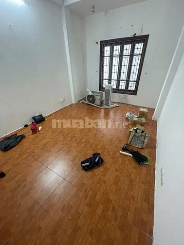 Cho thuê gấp căn nhà 3 tầng 1 tum, 38m2, tại ngõ Quỳnh, làng Quỳnh Lôi