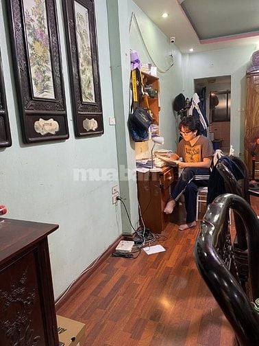 Bán nhà 412 G2 tập thể Thái Thịnh, tầng 4, 33,1 m2, hướng Đông Nam