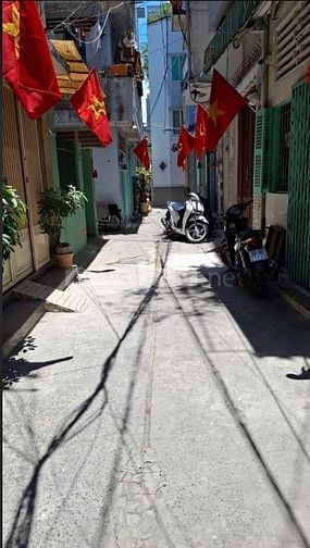 Cách Mặt Tiền Huỳnh Mẩn Đạt 1 Căn Nhà,4 Tầng KD Buôn bán nhộn nhịp 