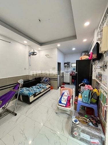 Cách Mặt Tiền Huỳnh Mẩn Đạt 1 Căn Nhà,4 Tầng KD Buôn bán nhộn nhịp 