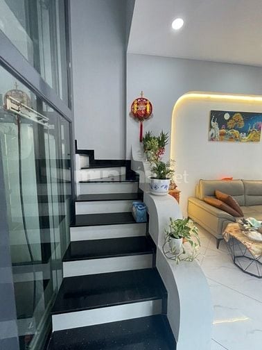 NHÀ GÓC HXH Q.7 – 4 TẦNG – THANG MÁY– NỘI THẤT XỊN – GIÁ CHỈ 9.99 TỶ