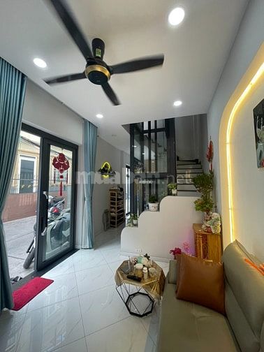 NHÀ GÓC HXH Q.7 – 4 TẦNG – THANG MÁY– NỘI THẤT XỊN – GIÁ CHỈ 9.499 TỶ